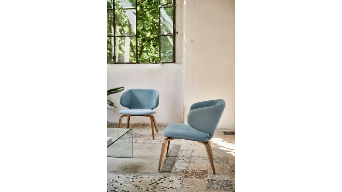 Sedia lounge in tessuto con struttura in legno Wrap AP L TS_N di Midj