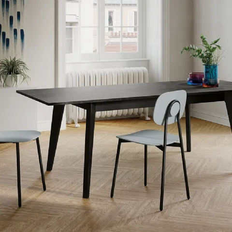 Tavolo allungabile Edgard con top in laminato e gambe in legno di Arredo3