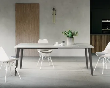Tavolo allungabile Maya con top in laminato e gambe in metallo verniciato di Arredo3
