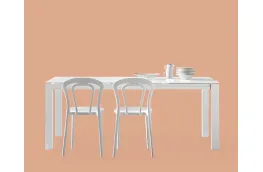 Tavolo su gambe in metallo bianche, piano in vetro temperato opaco, Baron di Connubia