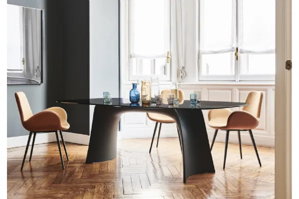 Tavolo di design con top in vetro e base in Baydur Moonlight di Midj