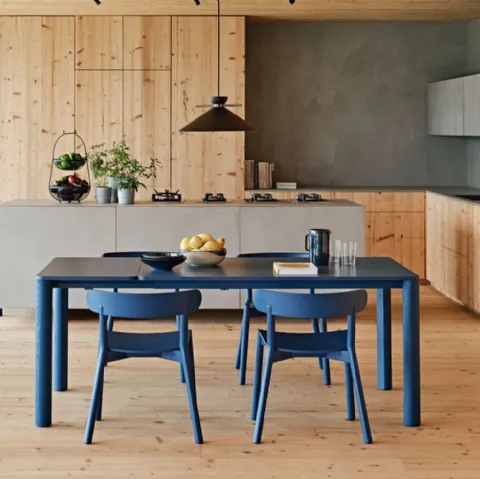 Tavolo con gambe in legno di frassino e top impiallacciato Woody Allungabile di Midj
