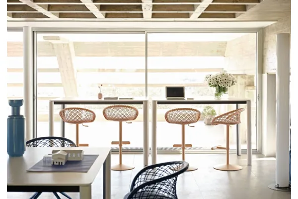Tavolo in legno laccato Woody Alto di Midj