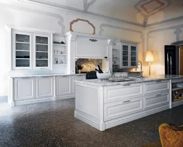 Cucina Classica con isola in laccato bianco opaco con top in marmo di Carrara bianco levigato opaco Elite Beauty di Cesar