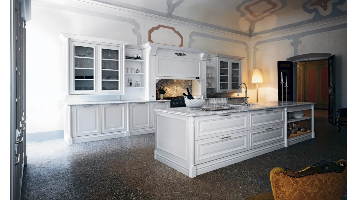 Cucina Classica con isola in laccato bianco opaco con top in marmo di Carrara bianco levigato opaco Elite Beauty di Cesar