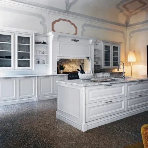 Cucina Classica con isola in laccato bianco opaco con top in marmo di Carrara bianco levigato opaco Elite Beauty di Cesar