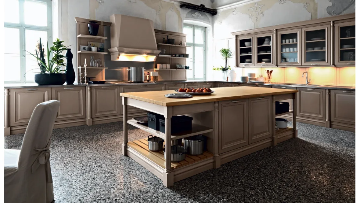 Cucina Classica angolare con isola Elite Extraordinary in laccato opaco con top in acciaio inox e piano del bancone centrale in legno di faggio di Cesar