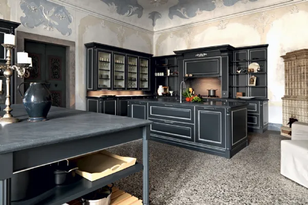 Cucina Classica con isola in laccato opaco con particolari in finitura argento spazzolato e top in marmo di Carrara grigio levigato Elite Tale of sense di Cesar