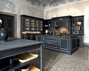 Cucina Classica con isola in laccato opaco con particolari in finitura argento spazzolato e top in marmo di Carrara grigio levigato Elite Tale of sense di Cesar