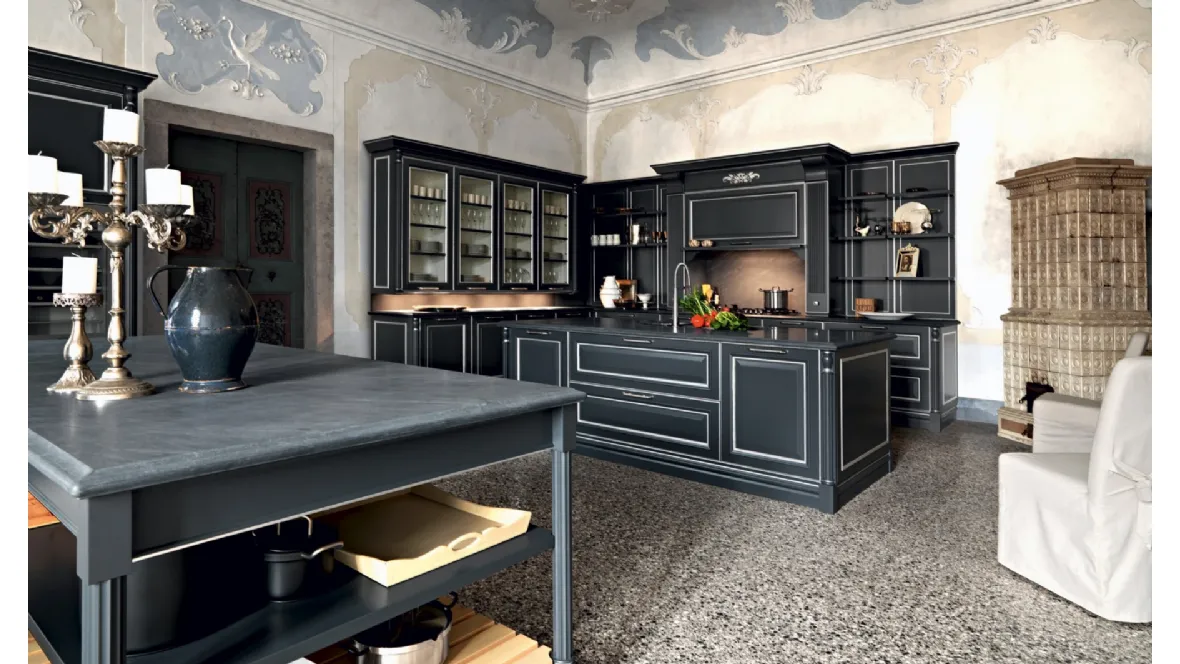 Cucina Classica con isola in laccato opaco con particolari in finitura argento spazzolato e top in marmo di Carrara grigio levigato Elite Tale of sense di Cesar