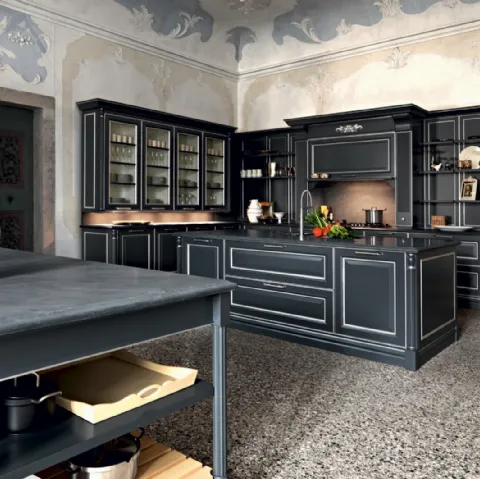 Cucina Classica con isola in laccato opaco con particolari in finitura argento spazzolato e top in marmo di Carrara grigio levigato Elite Tale of sense di Cesar