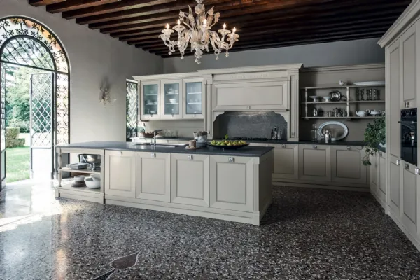 Cucina Classica angolare in laccato grigio perla con isola Etoile Graceful Joy di Cesar