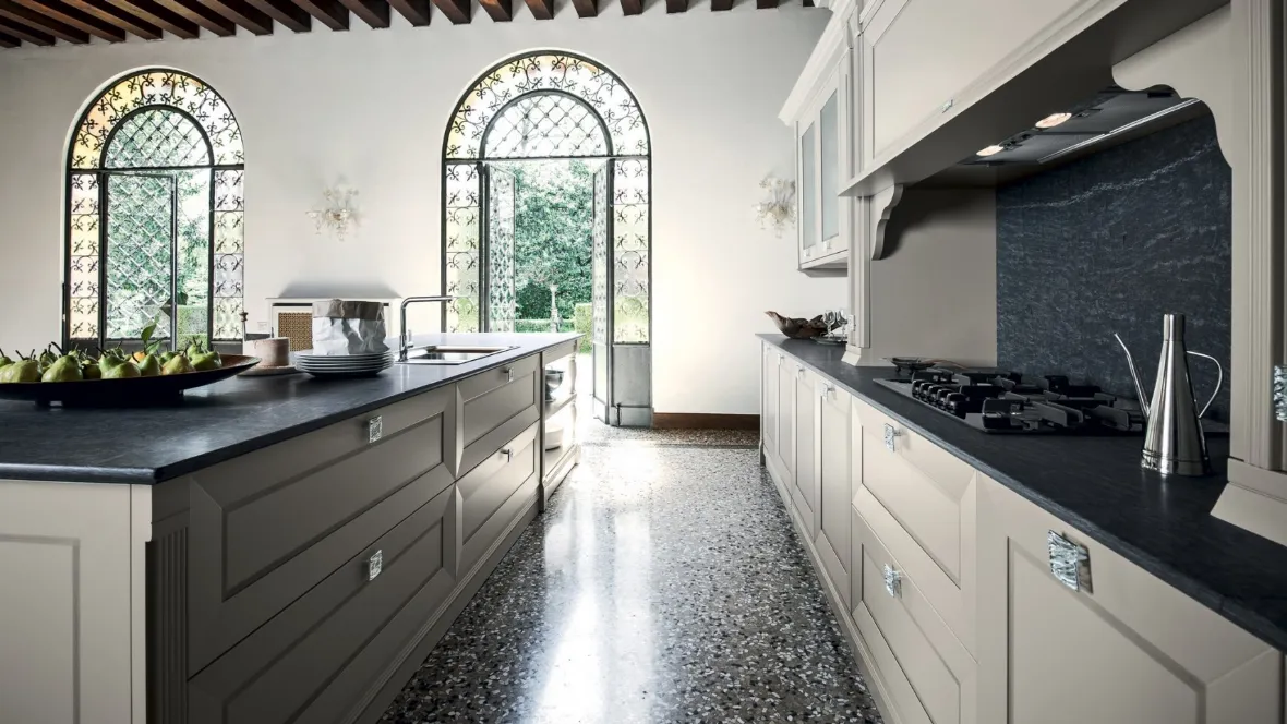 Cucina Classica con isola Etoile Graceful Joy con maniglia etnica finitura argento e top in marmo di Carrara grigio levigato opaco di Cesar