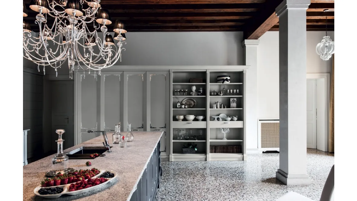 Cucina Classica con isola Etoile Luminous Star in laccato opaco e top in granito Peperino satinato di Cesar