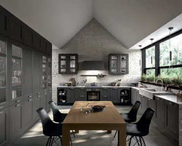 Cucina Classica angolare Gioiosa in legno di Frassino laccato Vulcano a poro aperto e top in Infinity Milan Stone, agglomerato di minerali compatto e impermeabile di Arredo3
