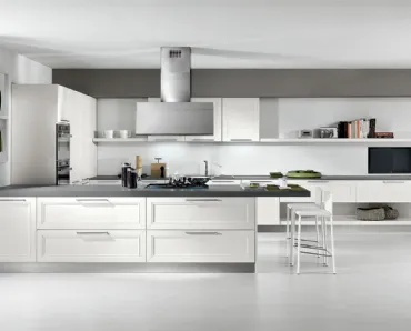Cucina Classica Itaca angolare a ferro di cavallo in legno massello di Frassino laccato Bianco a poro aperto di Arredo3