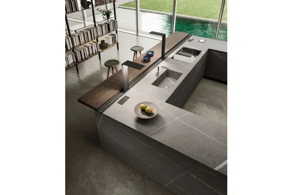 Cucina Design angolare con ante e top in gres e bancone impiallacciato olmo Ak 04 02 di Arrital