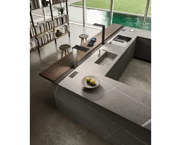 Cucina Design angolare con ante e top in gres e bancone impiallacciato olmo Ak 04 02 di Arrital