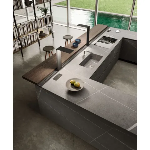 Cucina Design angolare con ante e top in gres e bancone impiallacciato olmo Ak 04 02 di Arrital
