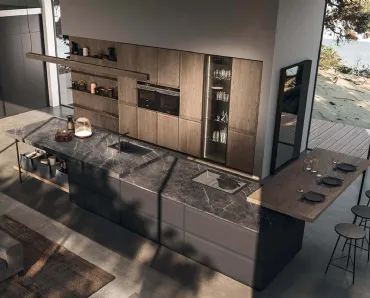 Cucina Design in laccato Ardesia con top in marmo pietra grey e penisola e colonne in castagno spazzolato Ak 07 01 di Arrital