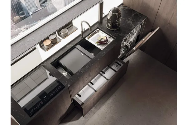 Cucina Design lineare in castagno spazzolato con top in marmo nero rigato Ak 07 03 di Arrital