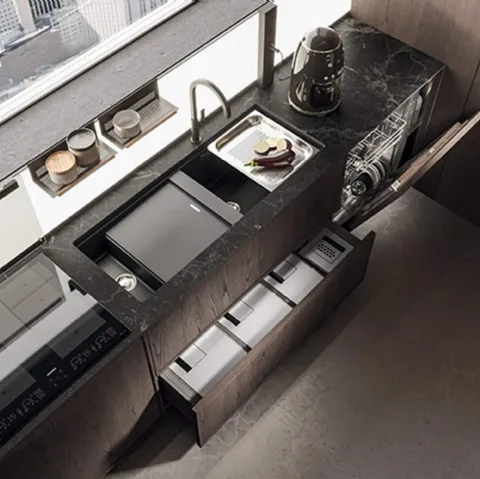 Cucina Design lineare in castagno spazzolato con top in marmo nero rigato Ak 07 03 di Arrital