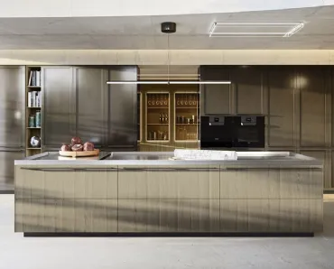 Cucina Design con isola Ak Project 09 in rovere, acciaio e bronzo di Arrital
