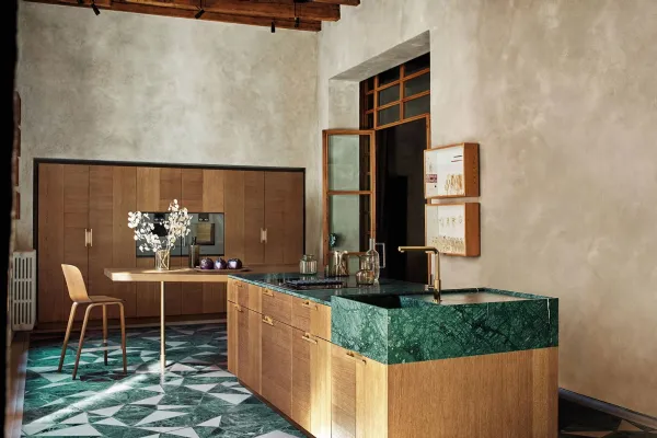 Cucina Design con penisola Intarsio Art & Order in Rovere Mediterraneo con top in marmo Verde Guatemala di Cesar