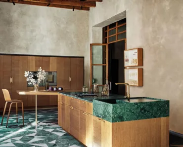 Cucina Design con penisola Intarsio Art & Order in Rovere Mediterraneo con top in marmo Verde Guatemala di Cesar