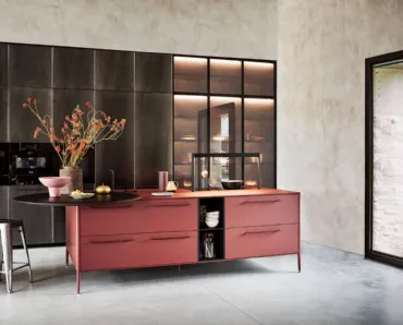 Cucina Design con isola Unit Local Gentility in Fenix Rosso Jaipur con piano snack in Rovere corvino di Cesar