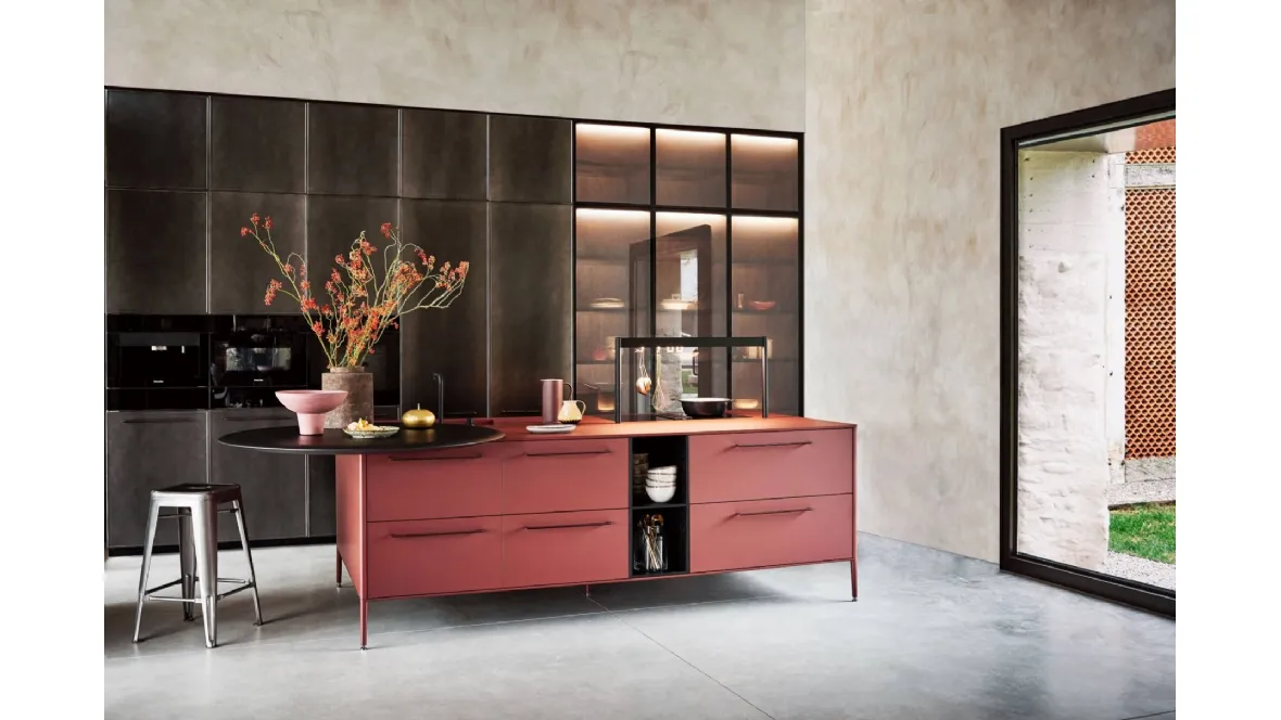 Cucina Design con isola Unit Local Gentility in Fenix Rosso Jaipur con piano snack in Rovere corvino di Cesar