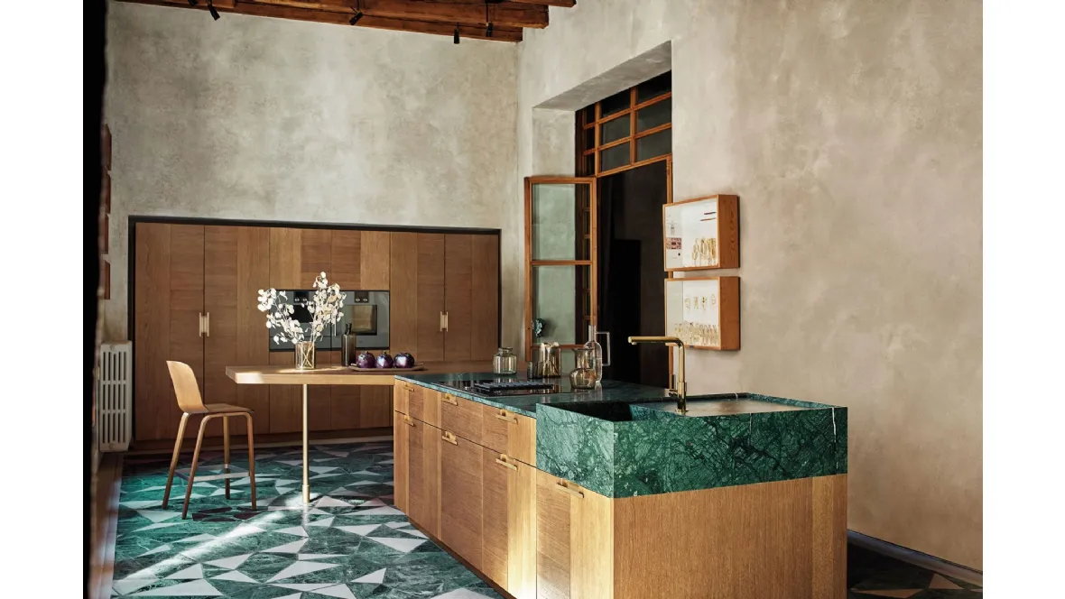 Cucina Design con isola e penisola Intarsio Art & Order in Rovere Mediterraneo con top in marmo Verde Guatemala di Cesar