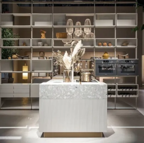 Cucina Design lineare in laccato strutturato Bianco Intarsio e top in seminato Bianco Apuano di Cesar