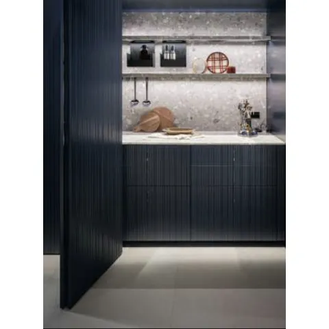 Cucina Design lineare a scomparsa aperta Maxima 2-2 Open in finitura anodyc Blu Fes e Dressup Line con top in seminato Fior di Pesco di Cesar