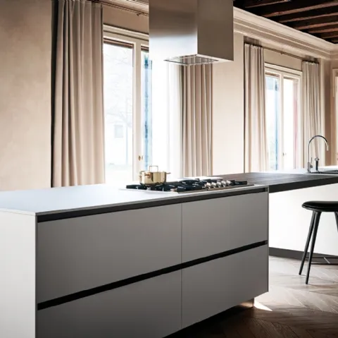 Cucina Design lineare Maxima 2-2 Everlasting Memory con ante in ceramica Bianco Natural, top in laccato bianco, e rovere termocotto per il piano snack a ponte di Cesar