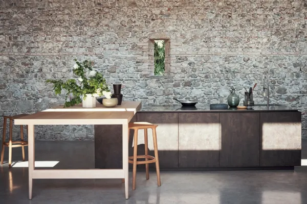 Cucina Design con penisola Maxima Welcome Lightness in melaminico Ossido Ghisa con top in acciaio inox mat e penisola in Rovere Nordico di Cesar