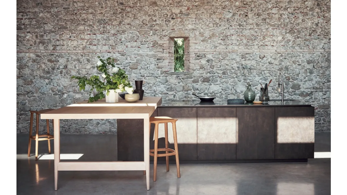 Cucina Design con penisola Maxima Welcome Lightness in melaminico Ossido Ghisa con top in acciaio inox mat e penisola in Rovere Nordico di Cesar