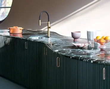 Cucina Design a isola Tangram 02 in laccato opaco con top in marmo di Cesar