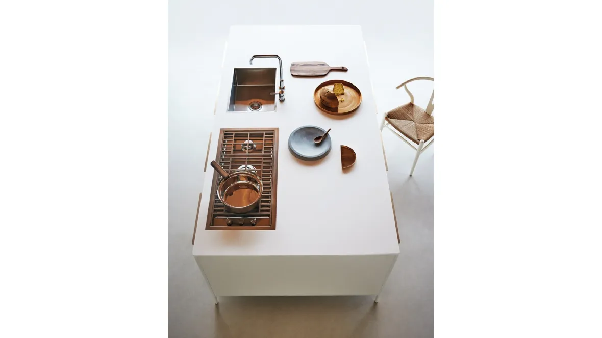 Cucina Design lineare Unit Creative Harmony in laccato seta bianco con particolari in ottone di Cesar