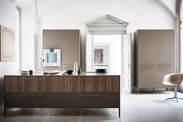 Cucina Design lineare Unit Everyday Museum in laccato seta e Noce Canaletto di Cesar