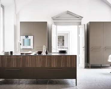 Cucina Design lineare Unit Everyday Museum in laccato Seta Laguna e Noce Canaletto di Cesar