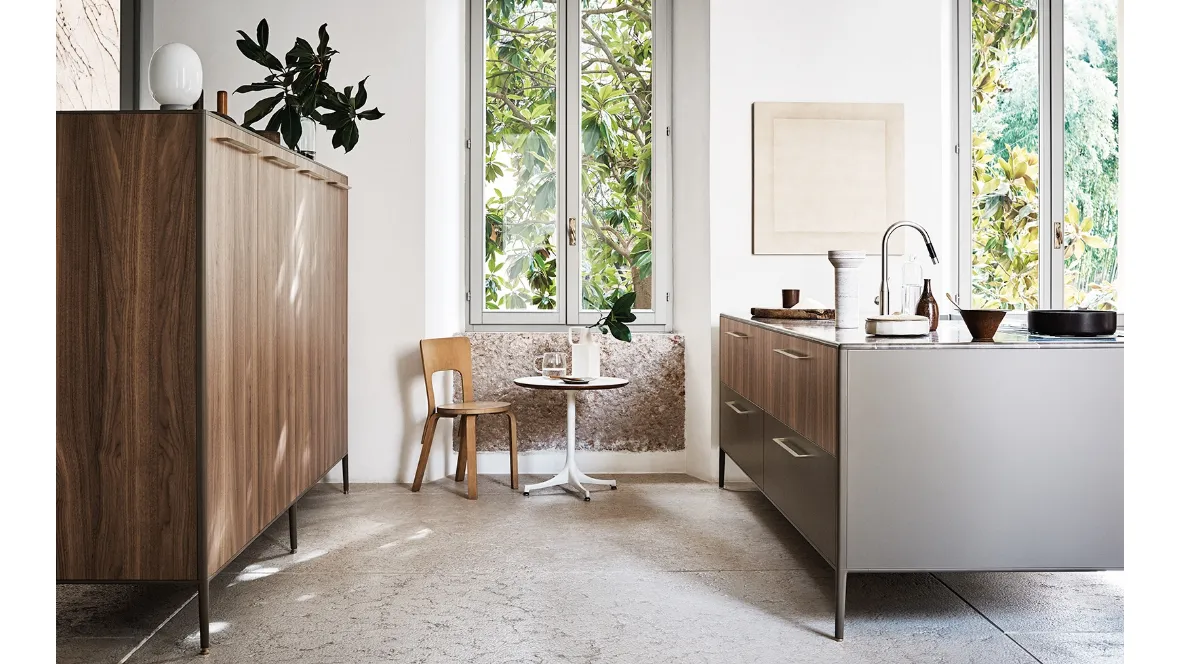 Cucina Design lineare Unit Everyday Museum in laccato seta e Noce Canaletto con top in marmo grigio di Cesar