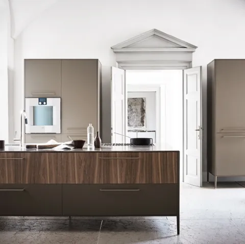 Cucina Design lineare Unit Everyday Museum in laccato Seta Laguna e Noce Canaletto di Cesar