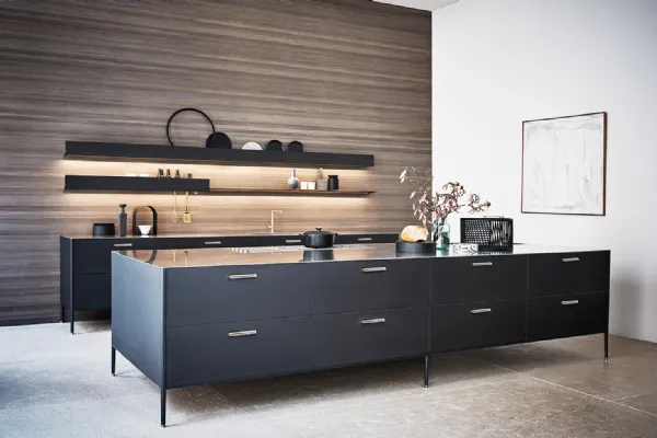 Cucina Design con isola Unit Metropolitan Energy in laccato strutturato titanio con top in acciaio inox di Cesar