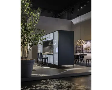 Cucina Design lineare bifacciale Unit Pocket con ante in vetro Fumè e top in marmo Breccia Imperiale di Cesar