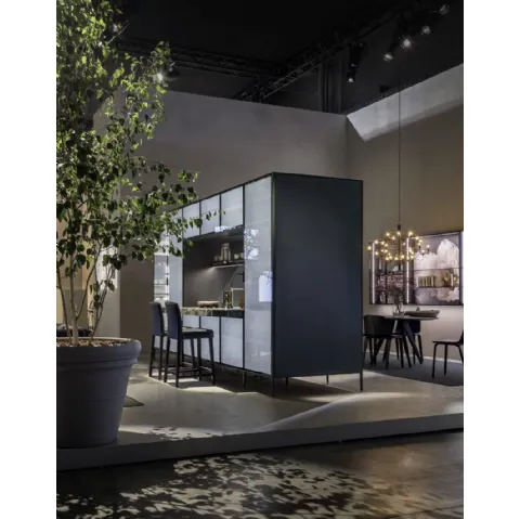 Cucina Design lineare bifacciale Unit Pocket con ante in vetro Fumè e top in marmo Breccia Imperiale di Cesar