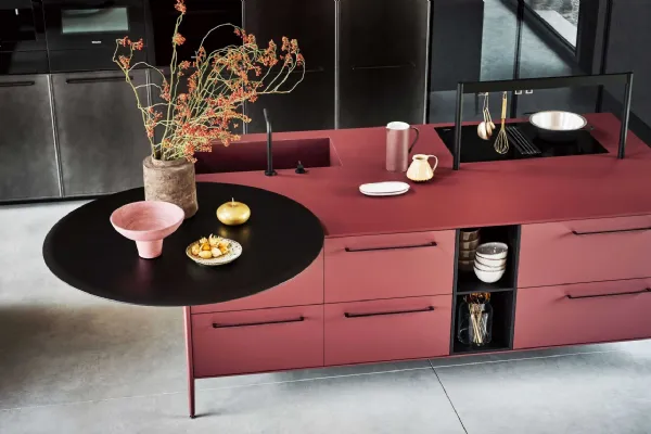 Cucina Design lineare Unit Vernacular Gentility in laminato Fenix rosso jaipur con piano snack in rovere corvino di Cesar