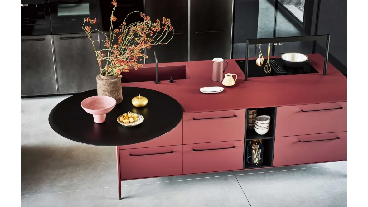 Cucina Design lineare Unit Vernacular Gentility in laminato Fenix rosso jaipur con piano snack in rovere corvino di Cesar