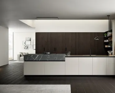 Cucina Moderna lineare Asia in laccato poro aperto Nebbia con colonne in Rovere ebano impiallacciato e top in HPL finitura Pietra Piasentina di Arredo3