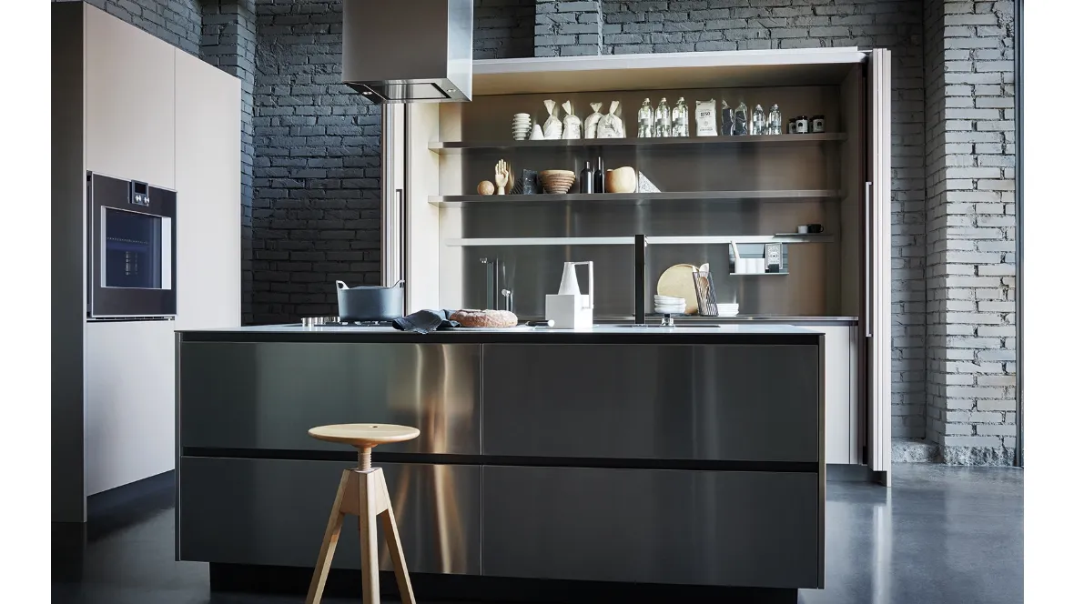 Cucina Moderna lineare Maxima Open Technology in acciaio inox con top in acciaio laminato a caldo di Cesar